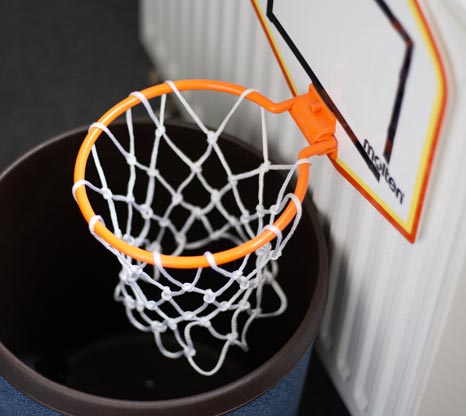 Mini-Basketballkorb über Papierkorb